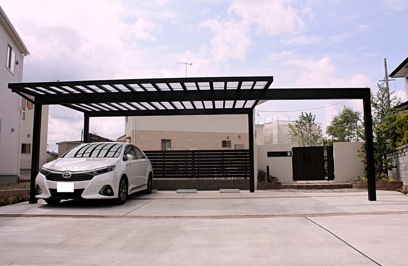 間口の広い駐車場にはカーポートを設置。LIXILのソルディーポートを設置しました。